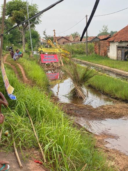 Jalan di Pesisir Pekalongan Laiknya Empang, Warga Desa Tegaldowo Protes