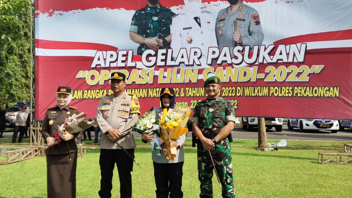 Usai Apel Gelar Pasukan Operasi Lilin Candi 2022, 2 Srikandi Kota Santri Dapat Kejutan di Tengah Lapangan