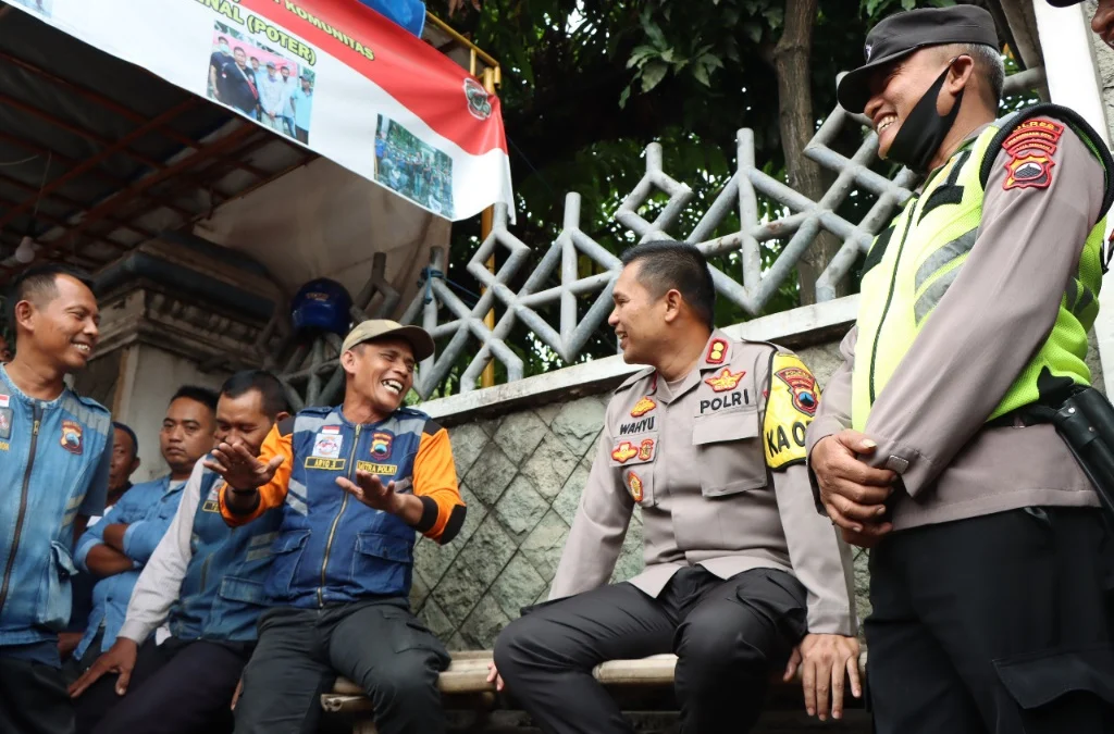 Kapolres pekalongan kota AKBP Wahyu Rohadi melaksanakan Jumat Curhat