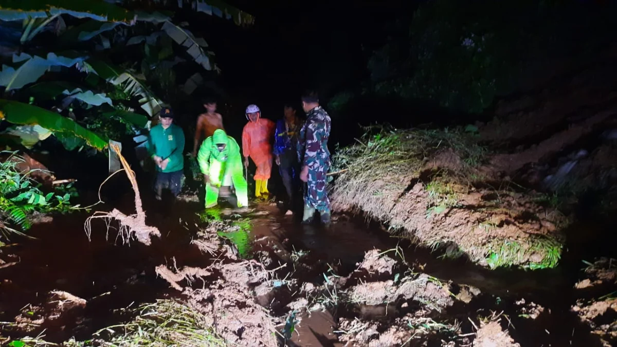 Longsor di Desa Lambur Kecamatan Kandangserang Kabupaten Pekalongan Sempat Tutup Akses Jalan Utama