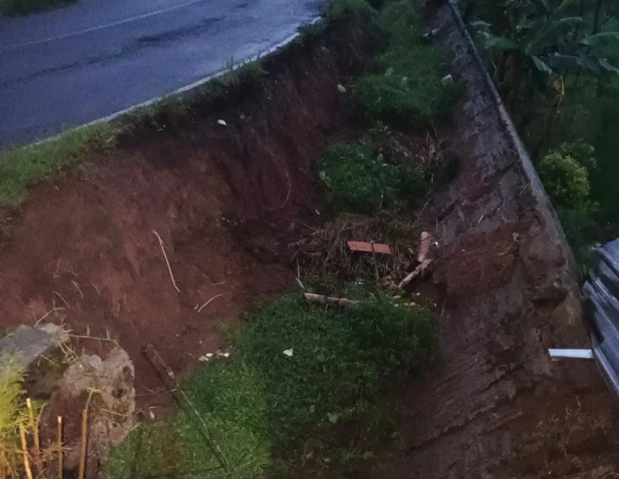 Talud Jalan Desa Sawangan Paninggaran Longsor, Timpa Rumah Warga