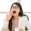 6 Masalah Kesehatan yang Bisa Memicu Kondisi Sering Menguap, Mungkin ini Penyebabnya?