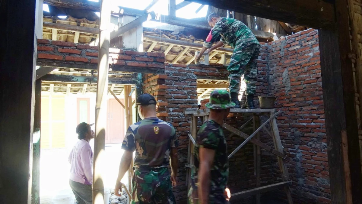 Rusak Parah, Rumah Milik Tukang Parkir Dibangun oleh Warga dan TNI