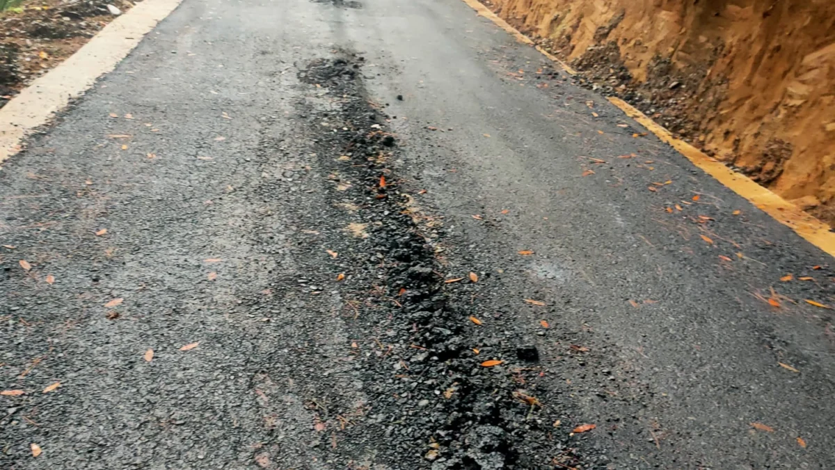 Baru 3 Hari Selesai, Aspal Jalan Bumirasa - Panumbangan Rusak