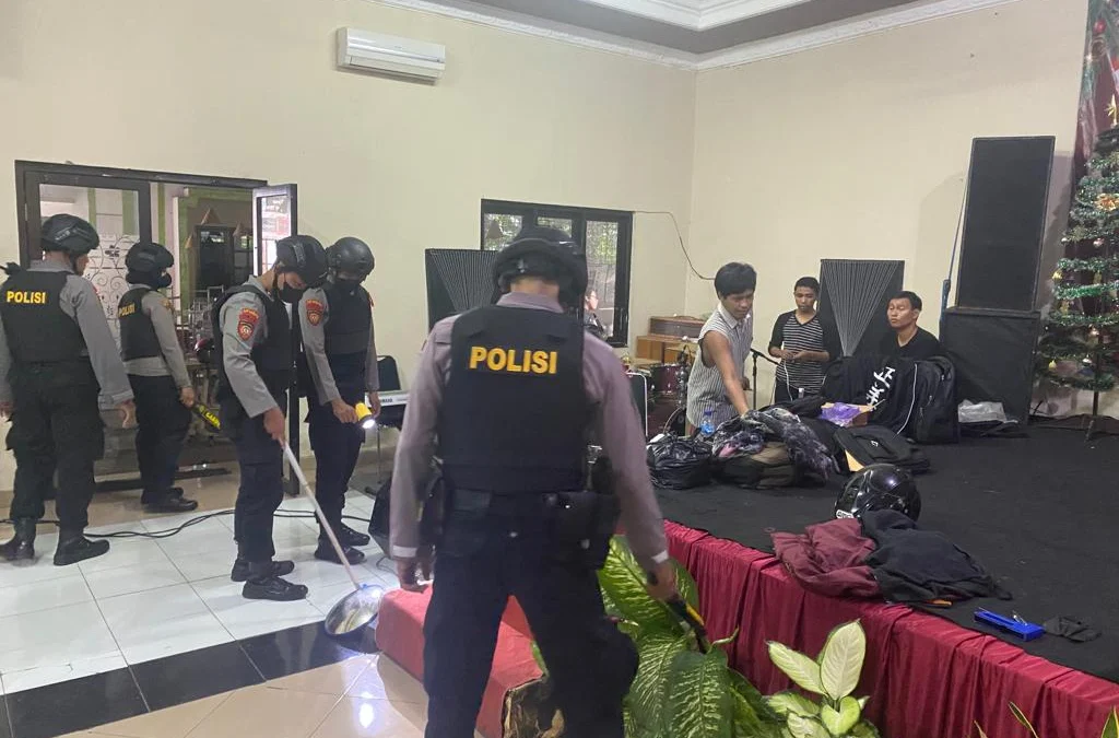 Satgas Preventif Polres Pekalongan Sterilisasi Tempat Perayaan Natal