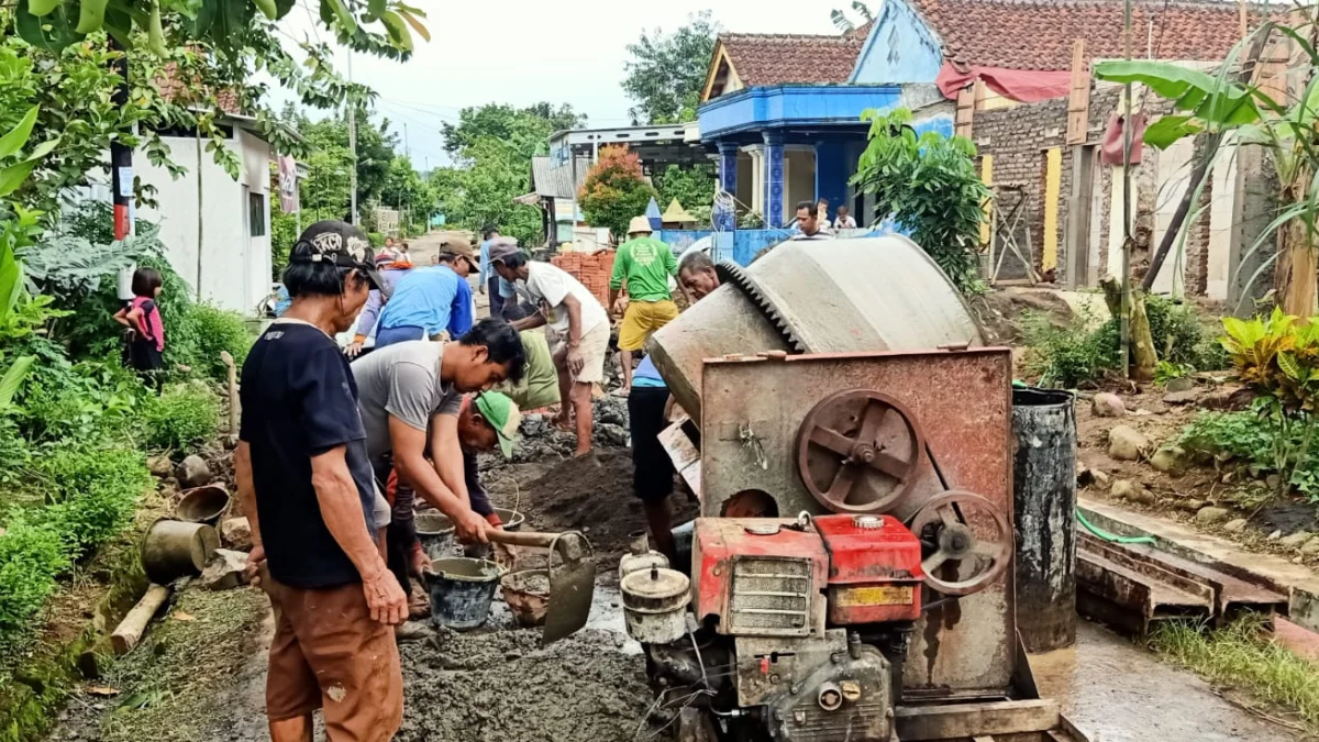 Jalan Tak Kunjung Diperbaiki Oleh Pemerintah, Warga Desa di Kabupaten Pekalongan Ini Swadaya Perbaiki Jalan Kabupaten yang Rusak