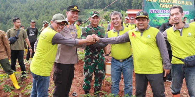 Dukung Ketahanan Pangan, Polres Pekalongan dan Perhutani Pekalongan Tanam Pohon