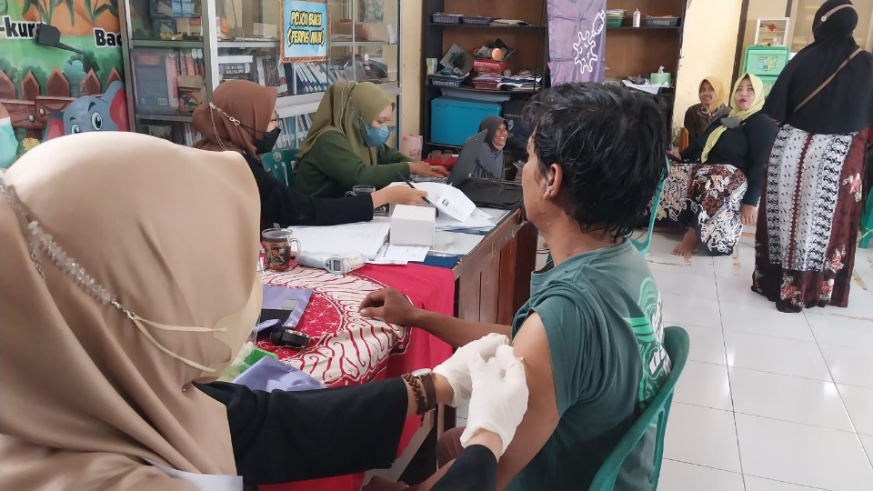 Vaksinasi inklusif oleh Kemitraan Australia bersama Migran Care dan komunitas untuk warga di Klego Kota Pekalongan