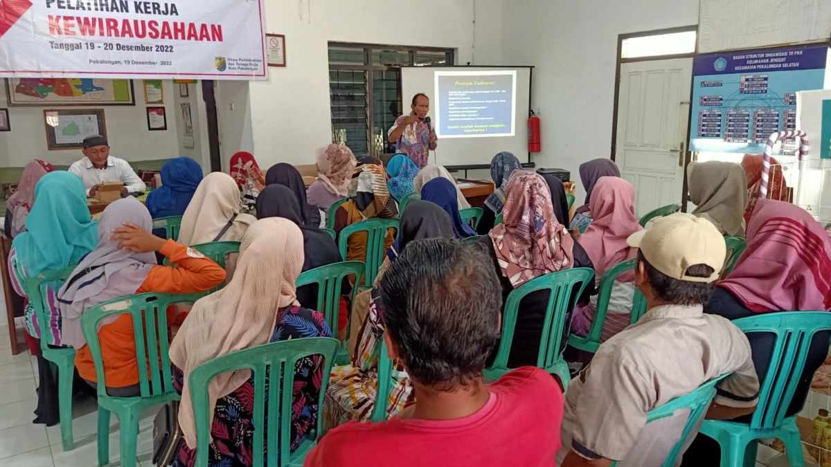 Tingkatkan Perekonomian Masyarakat, Dinperinaker Latih Warga Jenggot Tentang Kerja Wirausaha