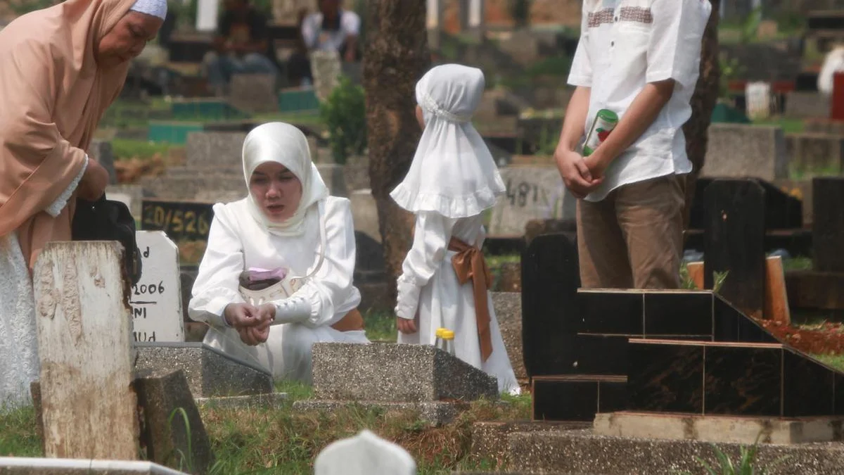 <strong>Ingin Diakui sebagai Anak Shalih? Yuk Sempatkan Ziarahi Makam Orang Tua</strong>