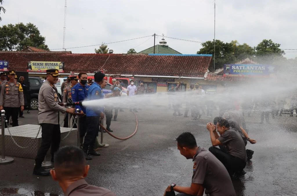 Tradisi Mandi Kembang Warnai Upacara Kenaikan Pangkat