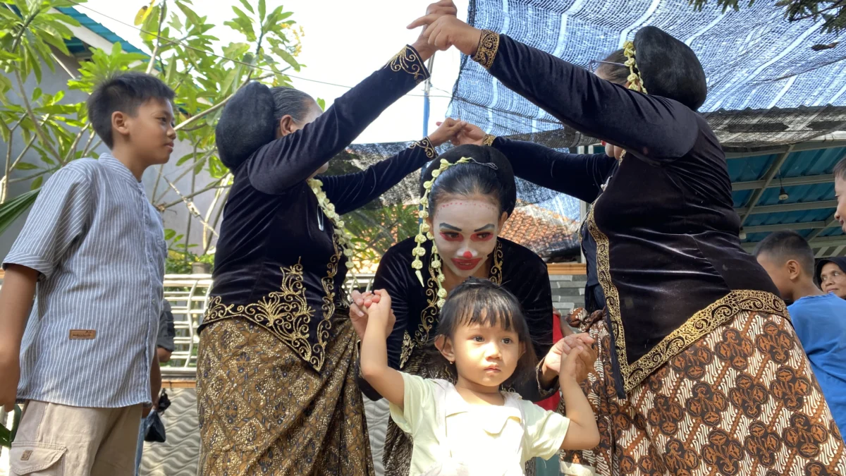 Serunya Badut Ndower Hibur Anak-anak Korban Banjir di Batang