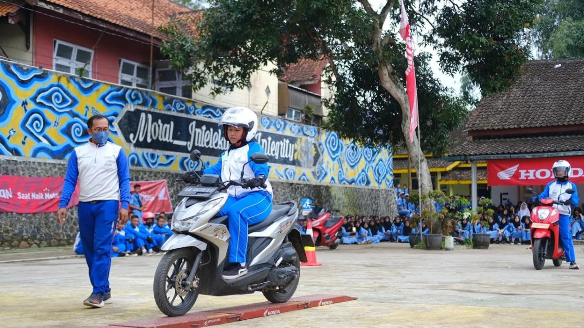 Astra Motor Jateng dan Dealer Cendana Motor Sukorejo Edukasi Keselamatan Berkendara Pelajar Sekolah