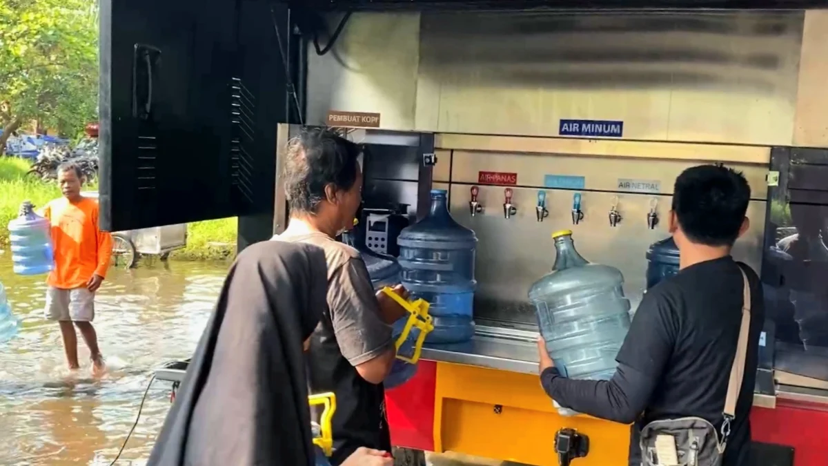 Satbrimob Polda Jateng Datangkan Mobil Water Treatment untuk Bantu Warga Terdampak Banjir di Kota Pekalongan.