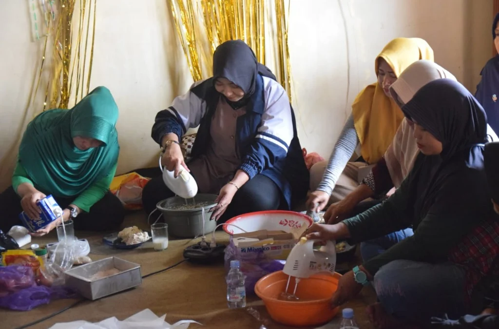 Istri Babinsa Ajari Ibu-Ibu PKK dan Mahasiswa KKN di Sokoduwet Bikin Steak dan Bolu dari Tahu