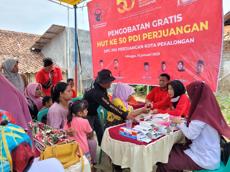 Ratusan Warga Serbu Pengobatan Gratis PDI Perjuangan Kota Pekalongan di Boyongsari Panjang Baru