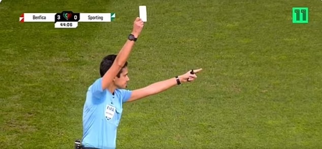 Pertama Kali! Wasit Keluarkan Kartu Putih dalam Laga Sporting Lisbon Vs Benfica