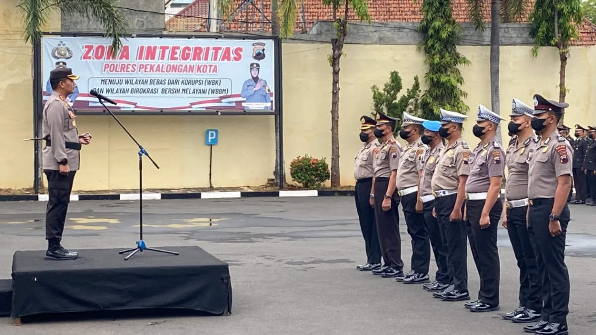 Sebanyak 25 personel Polres Pekalongan Kota naik pangkat terhitung mulai tahun baru 1 Januari 2023