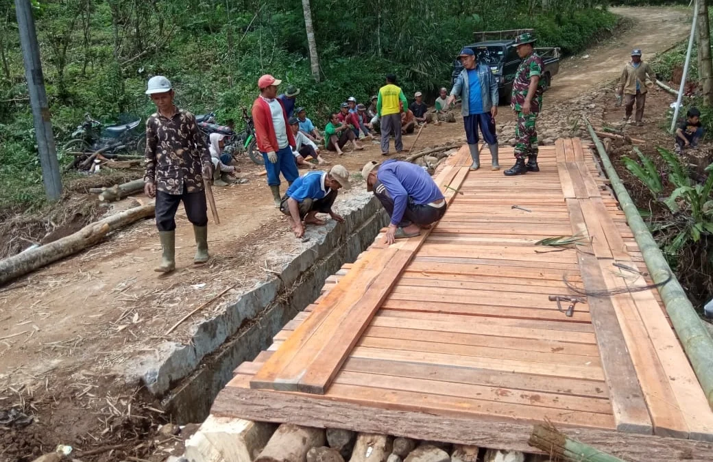 Warga Bangun Jembatan Darurat Penghubung Antar Dusun