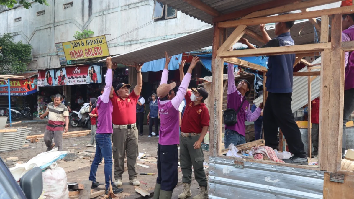 Satpol PP Tertibkan Lapak Liar di Sekitar Pasar