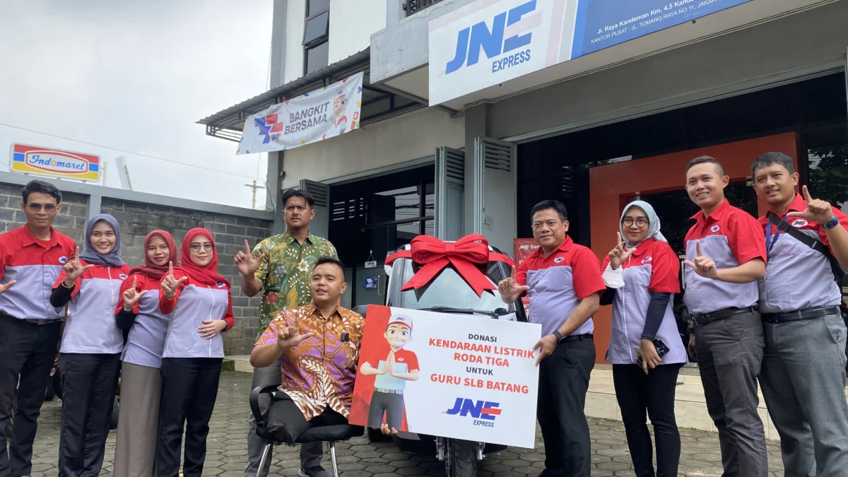 JNE Apresiasi Perjuangan Guru Disabilitas Batang dengan Hadiah Motor Listrik