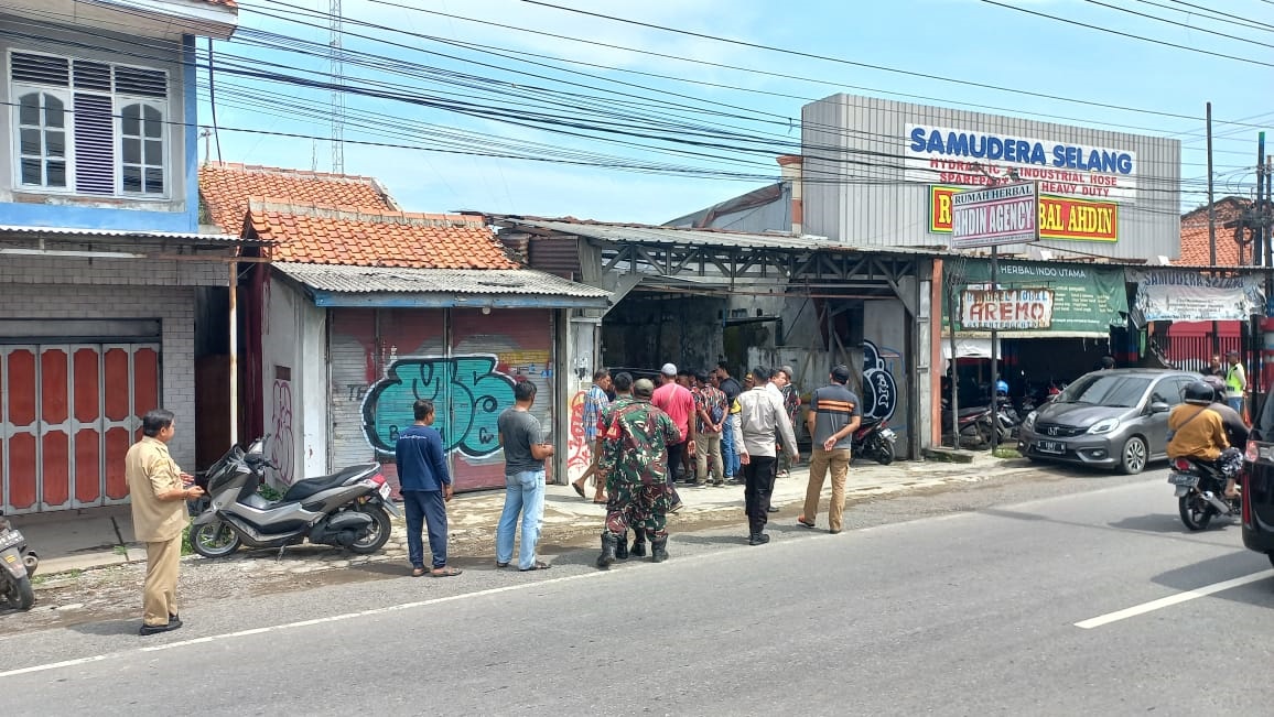 Warga Grebek Toko Penjual Obat Terlarang