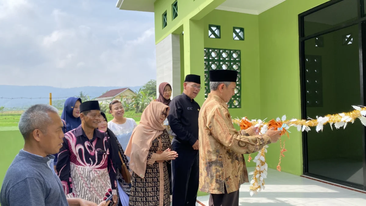 Semangat Tolerasi, Wali Murid Lintas Agama TK Negeri Pembina Limpung Bangun Musala untuk Pembelajajaran