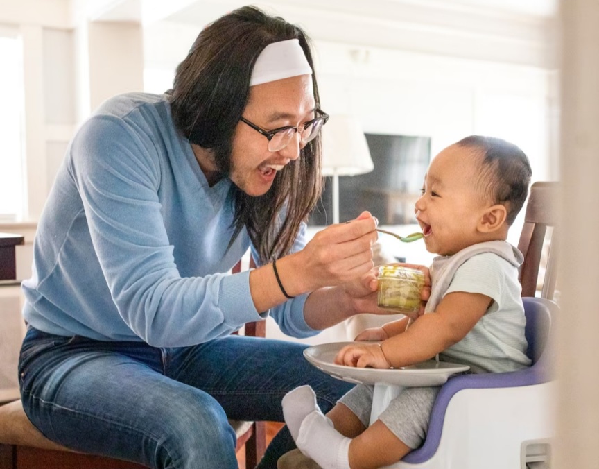 Orang tua memberi makan ke anak bayi