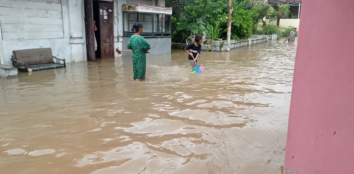 Hari Pertama di 2023, Ketinggian Banjir di Setono Masih Selutut Orang Dewasa