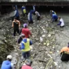 Duh, Balok Kayu Hingga Kasur Menumpuk di Sungai Depan Masjid Agung Kendal