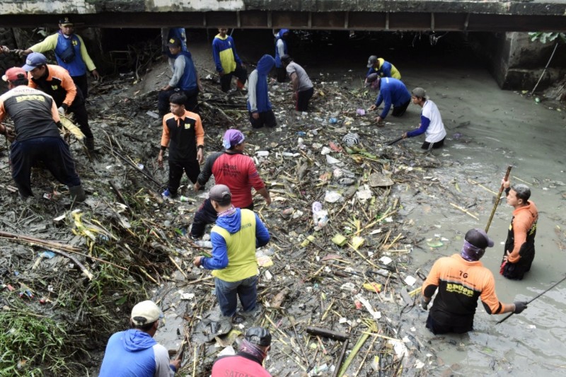 Duh, Balok Kayu Hingga Kasur Menumpuk di Sungai Depan Masjid Agung Kendal