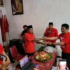 DPC PDIP Kota Pekalongan menggelar doa bersama, serta bagi-bagi nasi tumpeng dan nasi berkat dalam rangka HUT ke-50 PDIP di kantor DPC setempat, Selasa (1/10/2023).