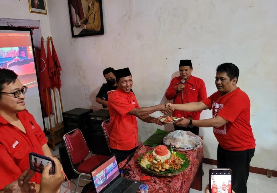 DPC PDIP Kota Pekalongan menggelar doa bersama, serta bagi-bagi nasi tumpeng dan nasi berkat dalam rangka HUT ke-50 PDIP di kantor DPC setempat, Selasa (1/10/2023).