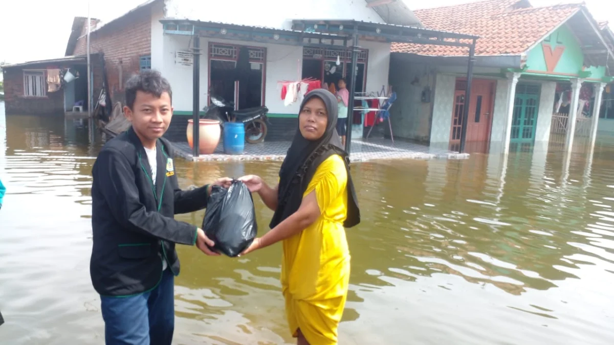 SMP Salafiyah Salurkan Donasi Untuk Guru dan Siswa Korban Banjir