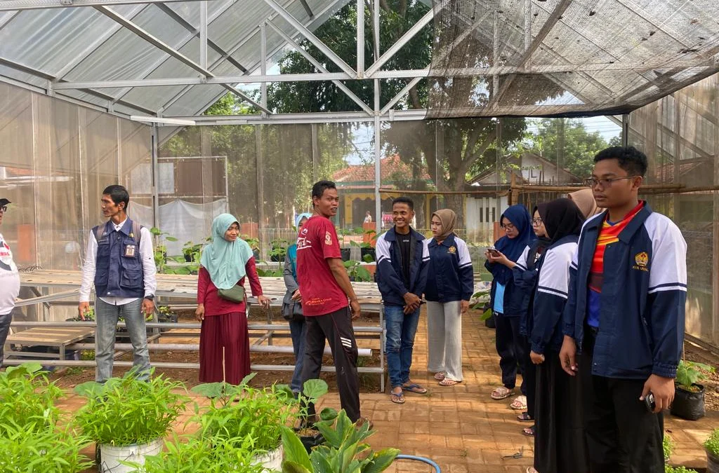 Mahasiswa KKN-T Unikal ikut Kelola Greenhouse Keki Botanic Desa KetitangKidul