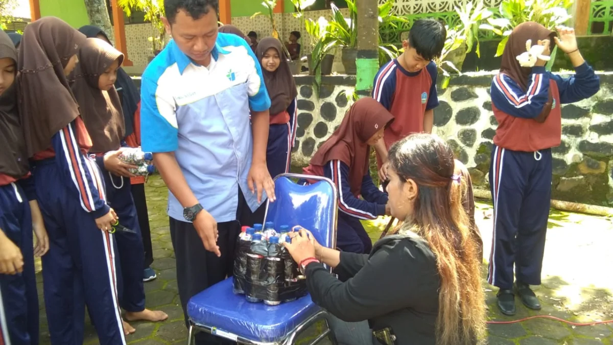 Pelajar SMPN 2 Limpung Diajak Kelola Sampah Jadi Kompos dan Ecobrick