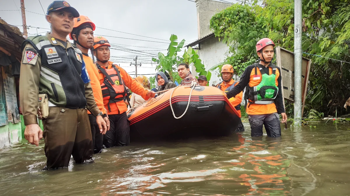 Bupati Fadia Arafiq Tinjau Pengungsian Korban Banjir