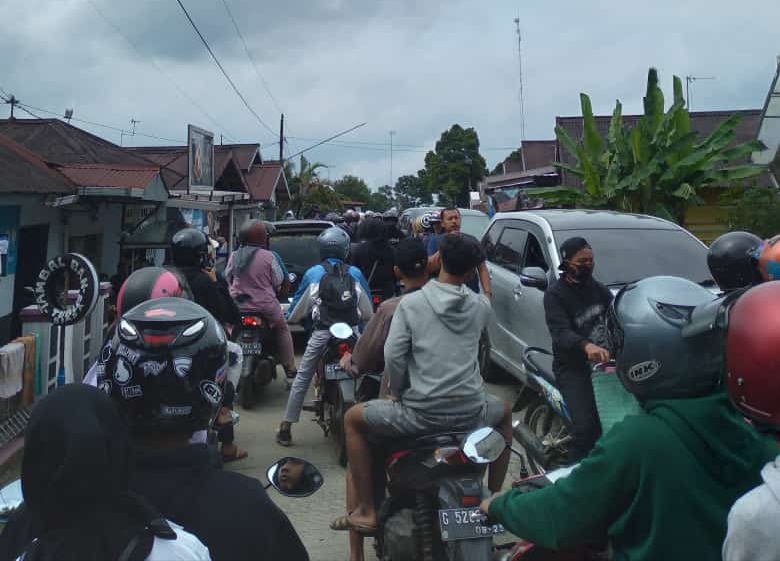 Macet, Kembang Langit-Pasar Bandar Ditempuh Hampir 1 Jam.