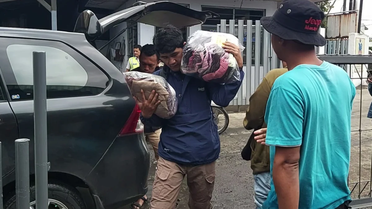 Peduli, PWI Kabupaten Pekalongan Ikut Bantu Korban Banjir di Pengungsian