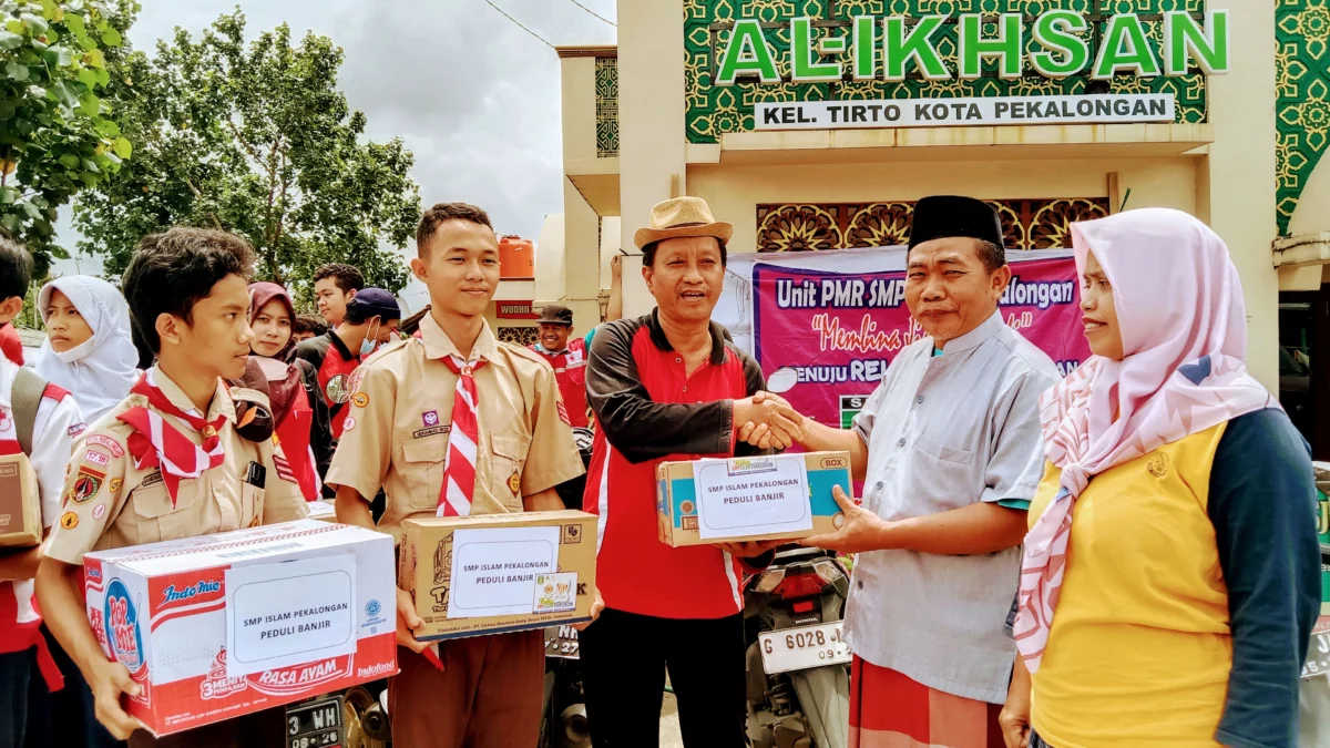 Peduli Korban Banjir, SMP Islam Salurkan Donasi