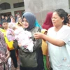 Banjir, Bayi Usia 6 Hari Ikut Tinggal di Pengungsian