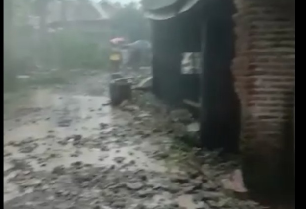 Enam Rumah Rusak Diterpa Banjir Bandang