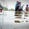 Musim Banjir, Inilah Tips Mudah Berkendara Motor Lintasi Jalan Banjir