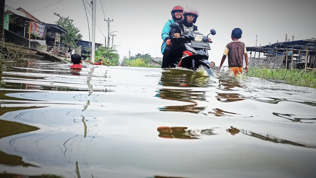 Musim Banjir, Inilah Tips Mudah Berkendara Motor Lintasi Jalan Banjir