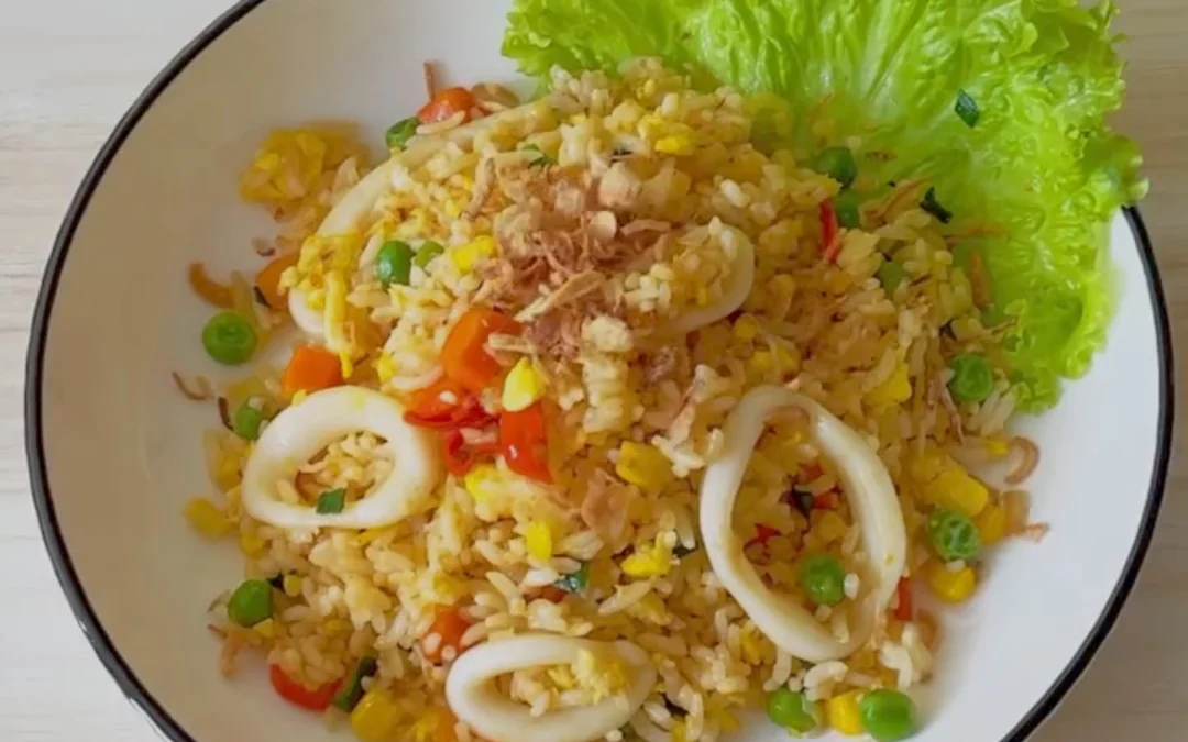 Bosen Makan Nasi Goreng Gitu-gitu Aja? Cobain Resep Nasi Goreng Cumi Yuk!