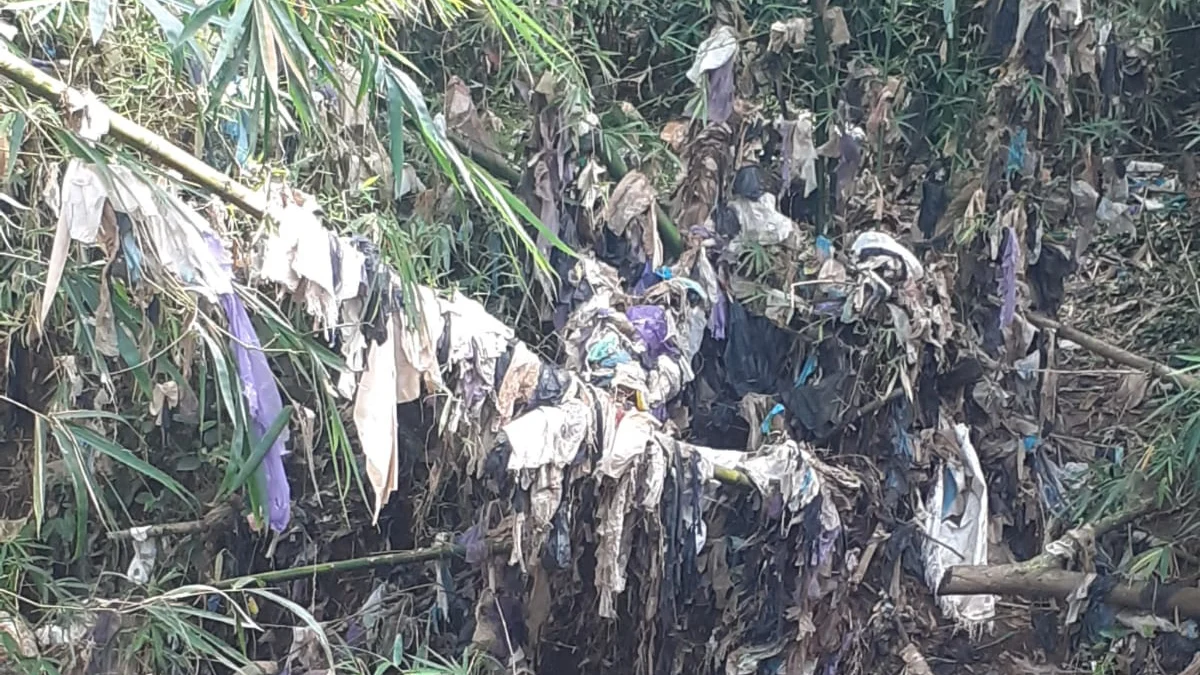 Banjir Sampah, Warga Keluhkan Bau Tidak Sedap