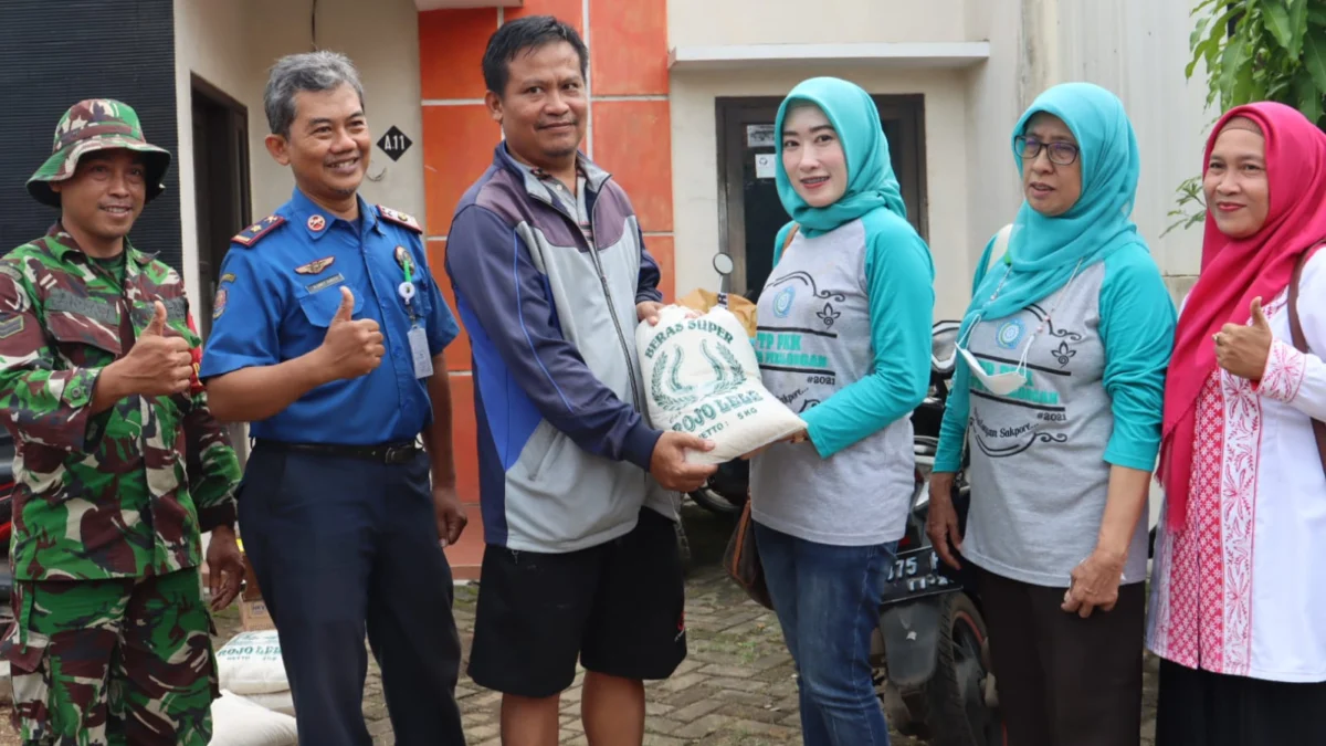 Ke Posko Pengungsian, Ketua PKK Inggit Salurkan 26 Kantong Beras, Bagikan Nasi Bungkus dan Hibur Anak-anak