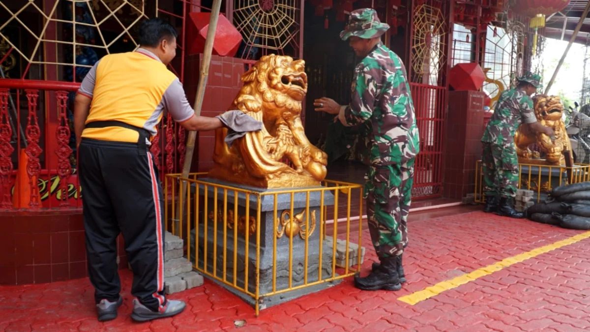 Jelang imlek TNI Polri di Kota Pekalongan kerja bakti bersihkan Klenteng Po An Thian