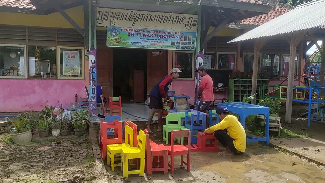 Masih Bersihkan Sisa Banjir, Sejumlah Sekolah di Kendal Belum Siap KBM