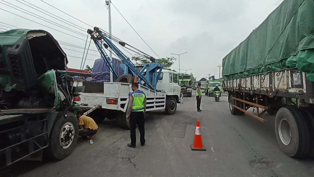 Hindari Mobil Sampai Melewati Median Jalan, Trailer Ini Malah Dihantam Truk Lain